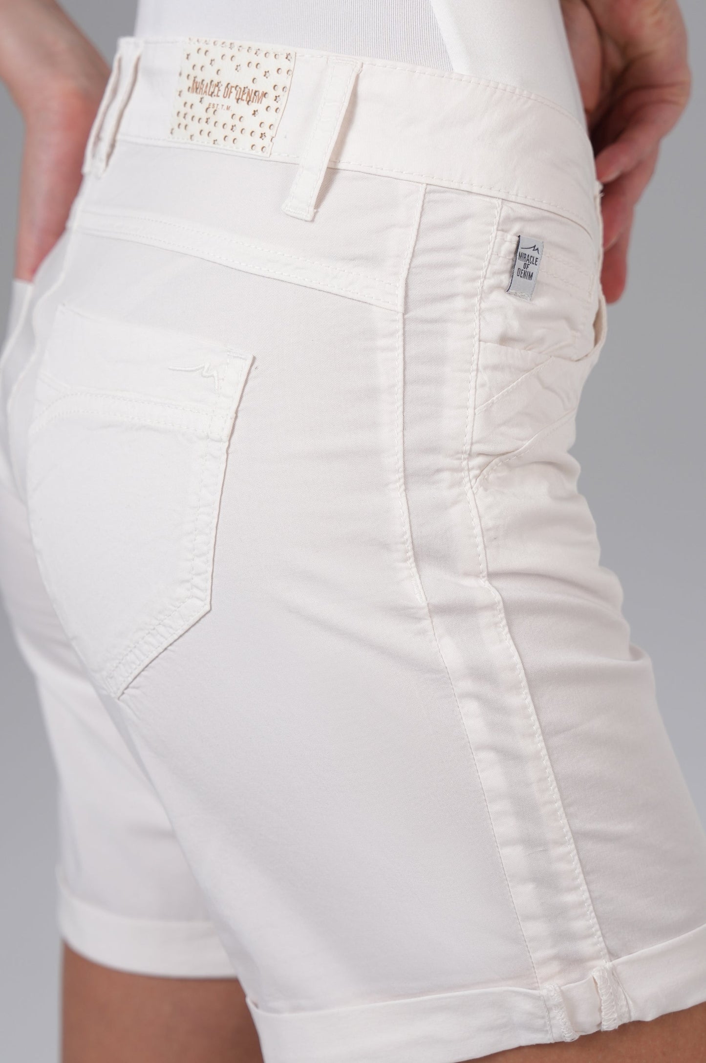 Lessi Shorts | Soft White
