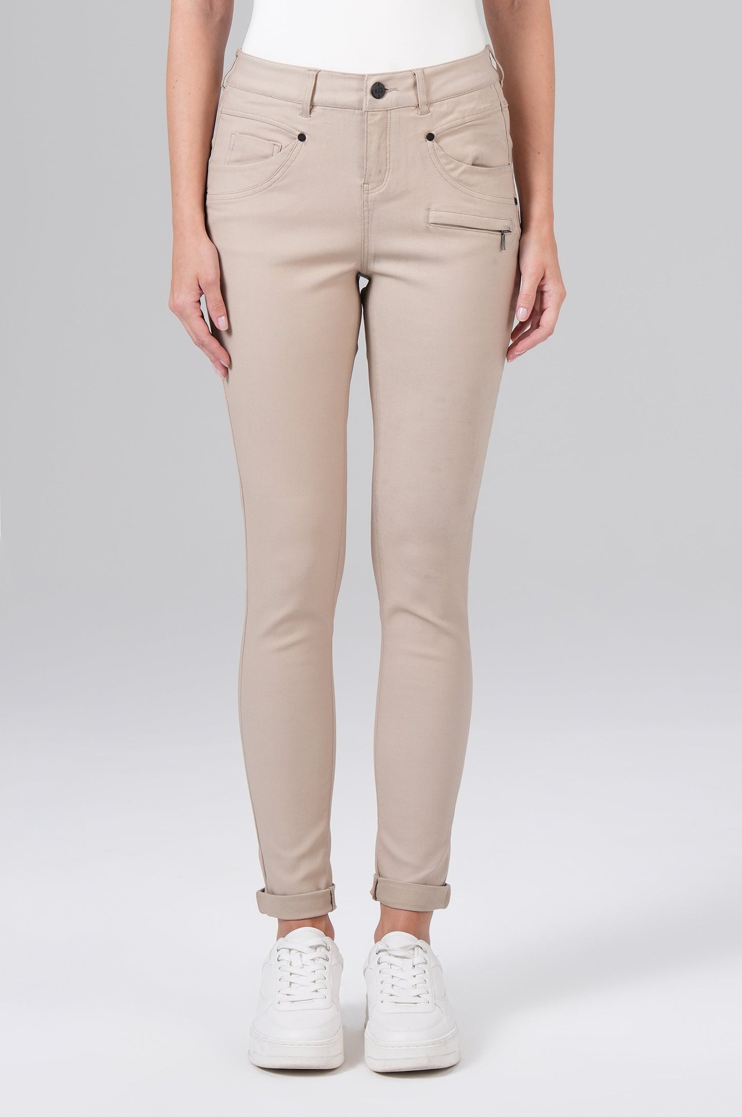 Suzy Skinny Fit | White Cap