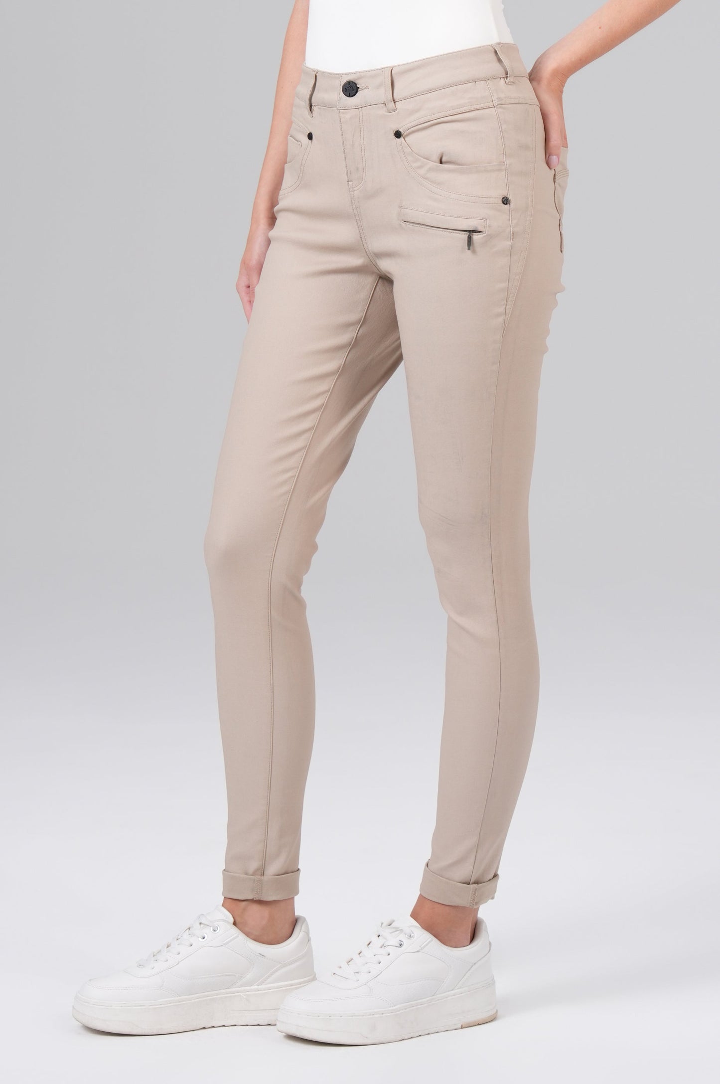 Suzy Skinny Fit | White Cap