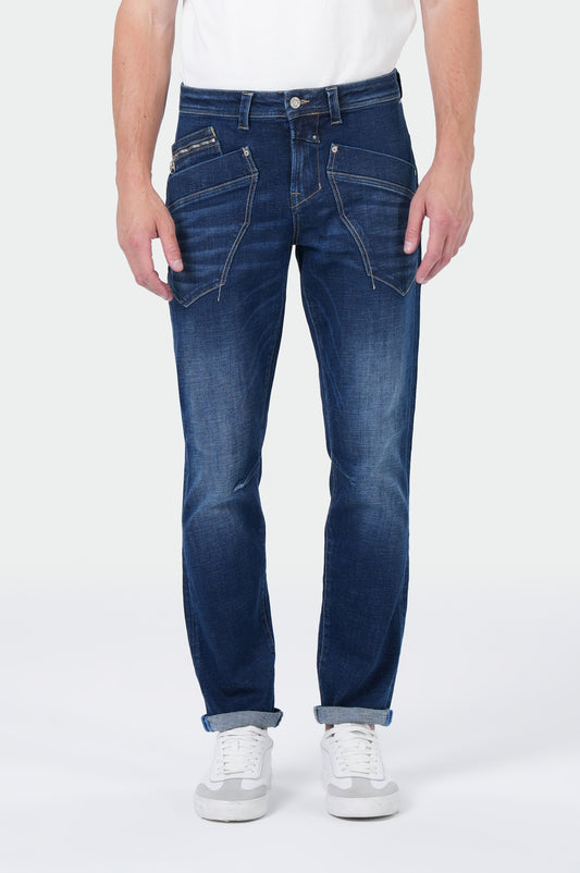 Pablo Regular | Expect Blue