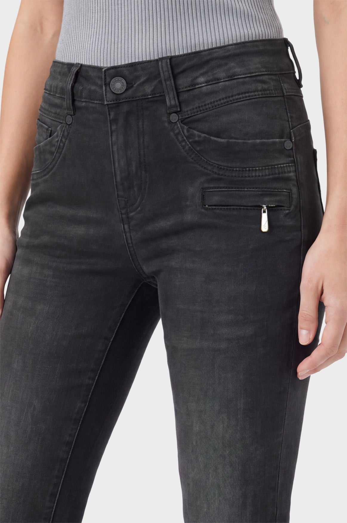 Suzy Skinny | Gather Black