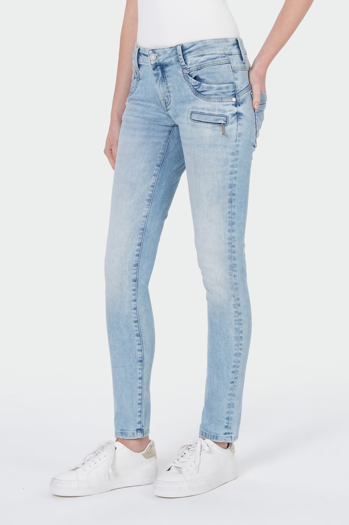 Suzy Skinny | Famous Blue