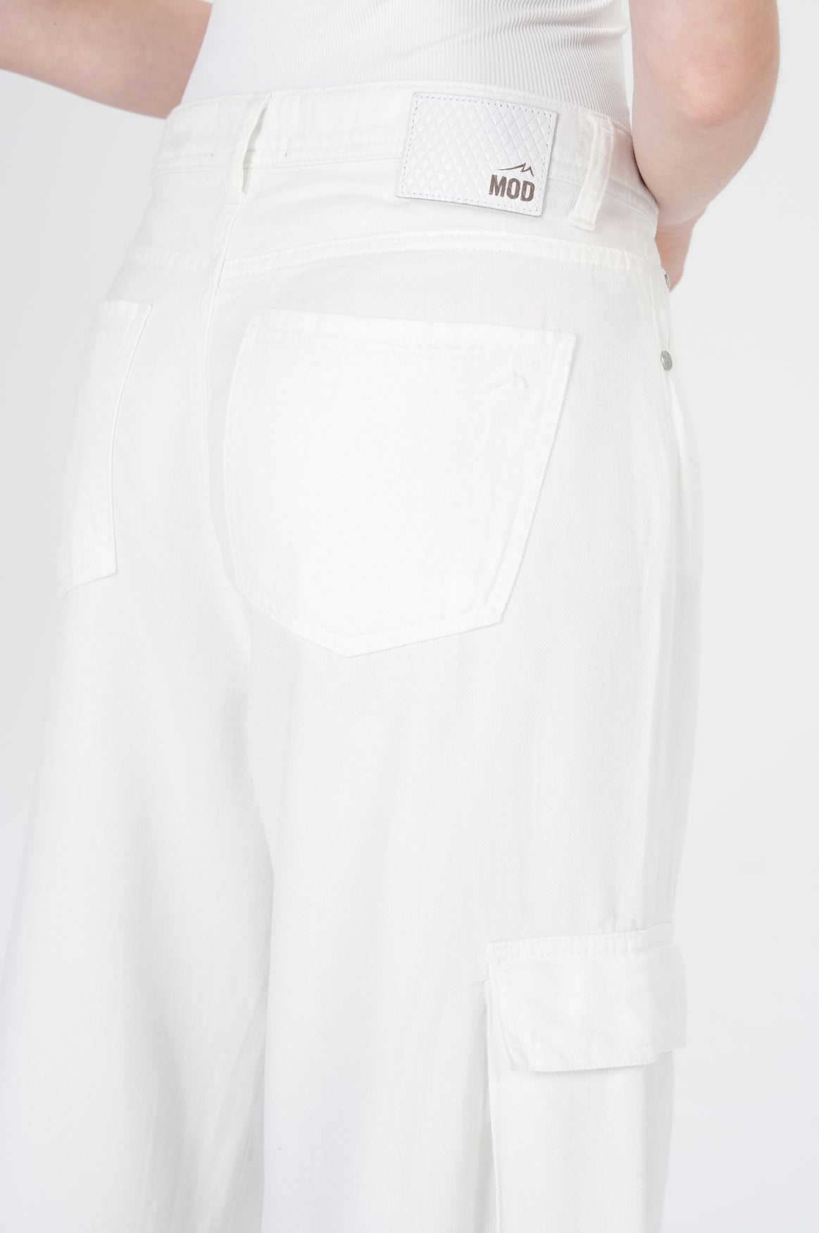 Vivien Balloon | White