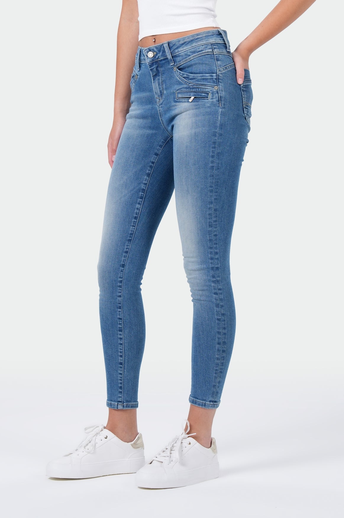 Suzy Skinny | Exhale Blue